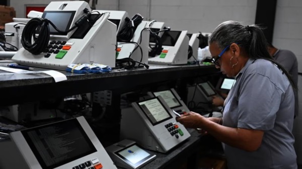 Las máquinas ya están listas para la elección. Foto: Agencia NA (Xinhua).