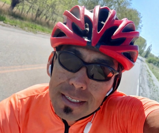 En bici. Huentelaf pedalea del PJ a Familia Chubutense.