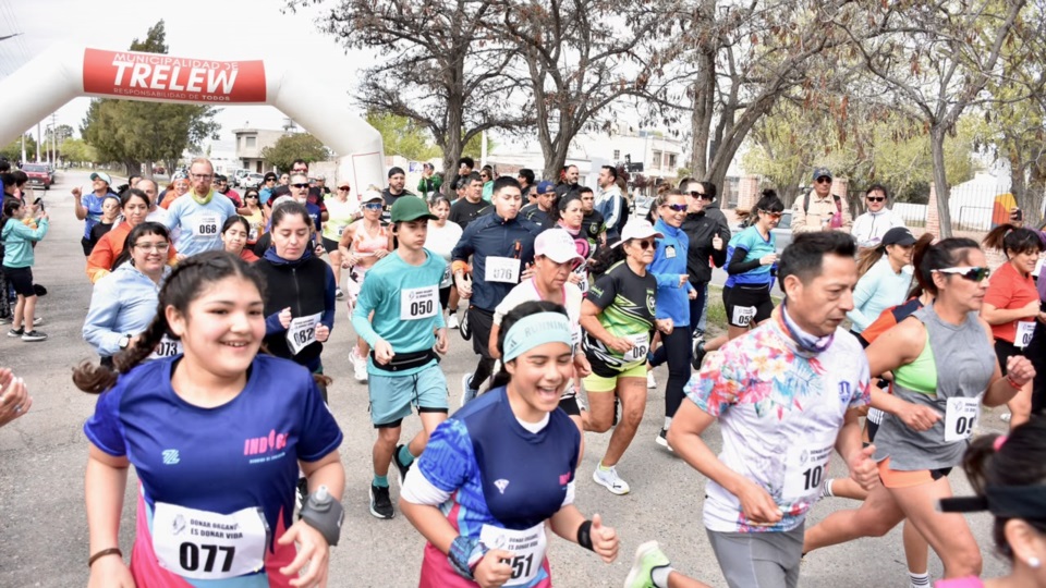 Atletas y vecinos en la corrida.