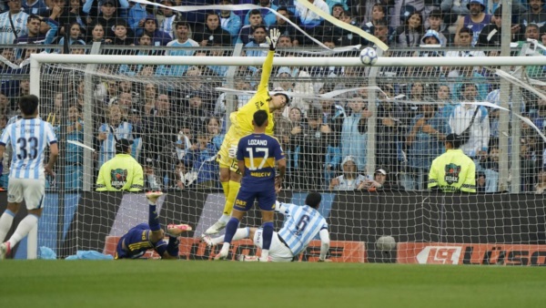 Brey se estira pero no pudo sacar el remate de Lodico. (Foto: Olé-Fernando De la Orden).