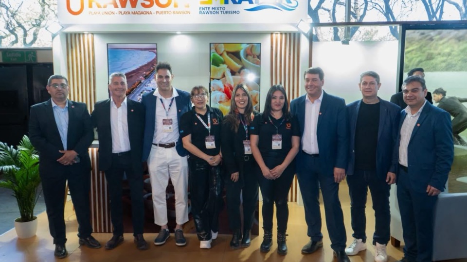 El intendente Biss, junto a funcionarios municipales y empresarios.