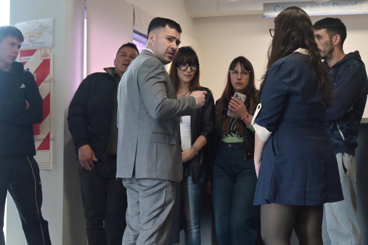 El fiscal Quinteros explica a la familia el acuerdo con la defensa.