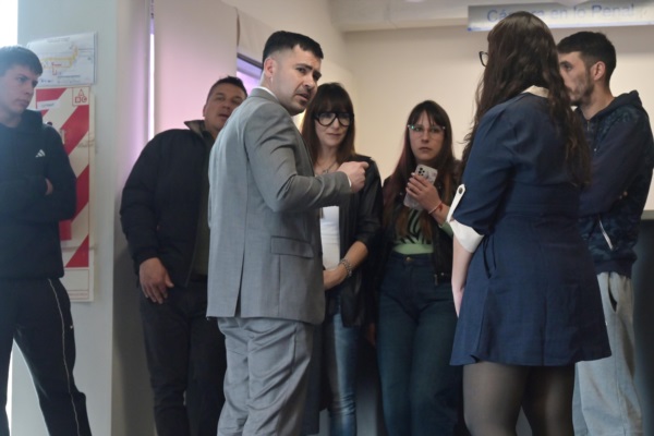 El fiscal Quinteros explica a la familia el acuerdo con la defensa.