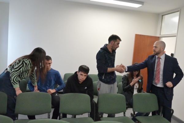 El juez Nápoli saluda a Elián, el hermano que aceptó el perdón. 