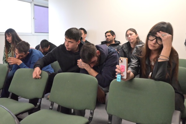 Familiares y allegados se emocionan en la audiencia. 