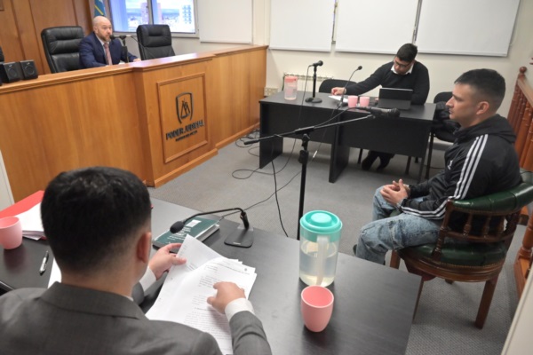 El criminal acepta su responsabilidad frente al juez. 