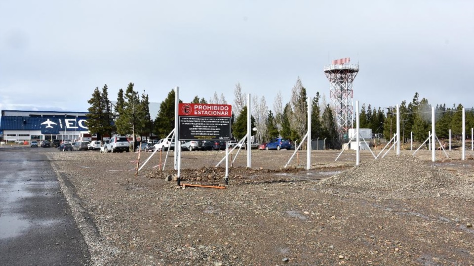 Playa de estacionamiento del aeropuerto de Esquel.