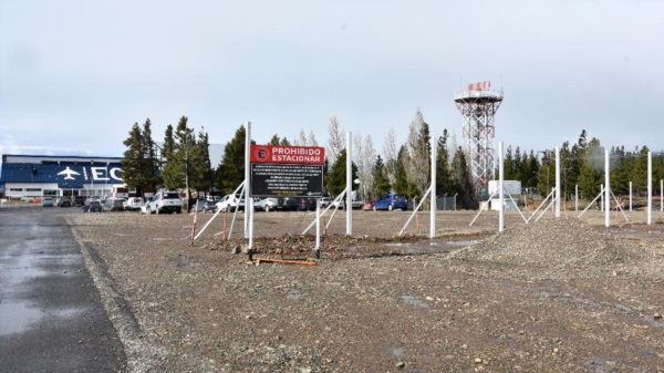 Playa de estacionamiento del aeropuerto de Esquel.