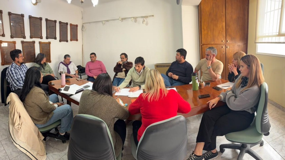 Ediles y funcionarios del Ejecutivo en el Concejo Deliberante.