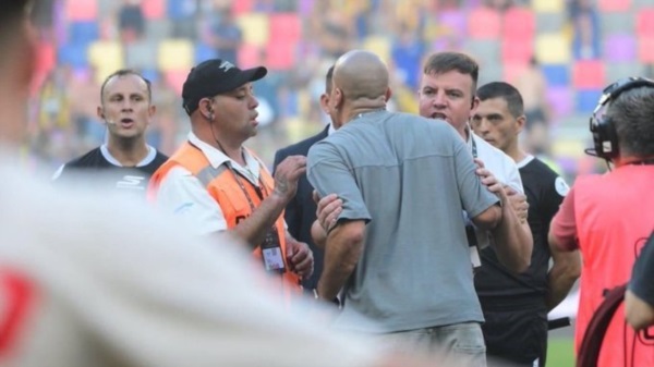 El árbitro neuquino aseguró por escrito que Verón lo insultó ferozmente cuando se metió en la cancha, mientras sus allegados intentaban contenerlo.