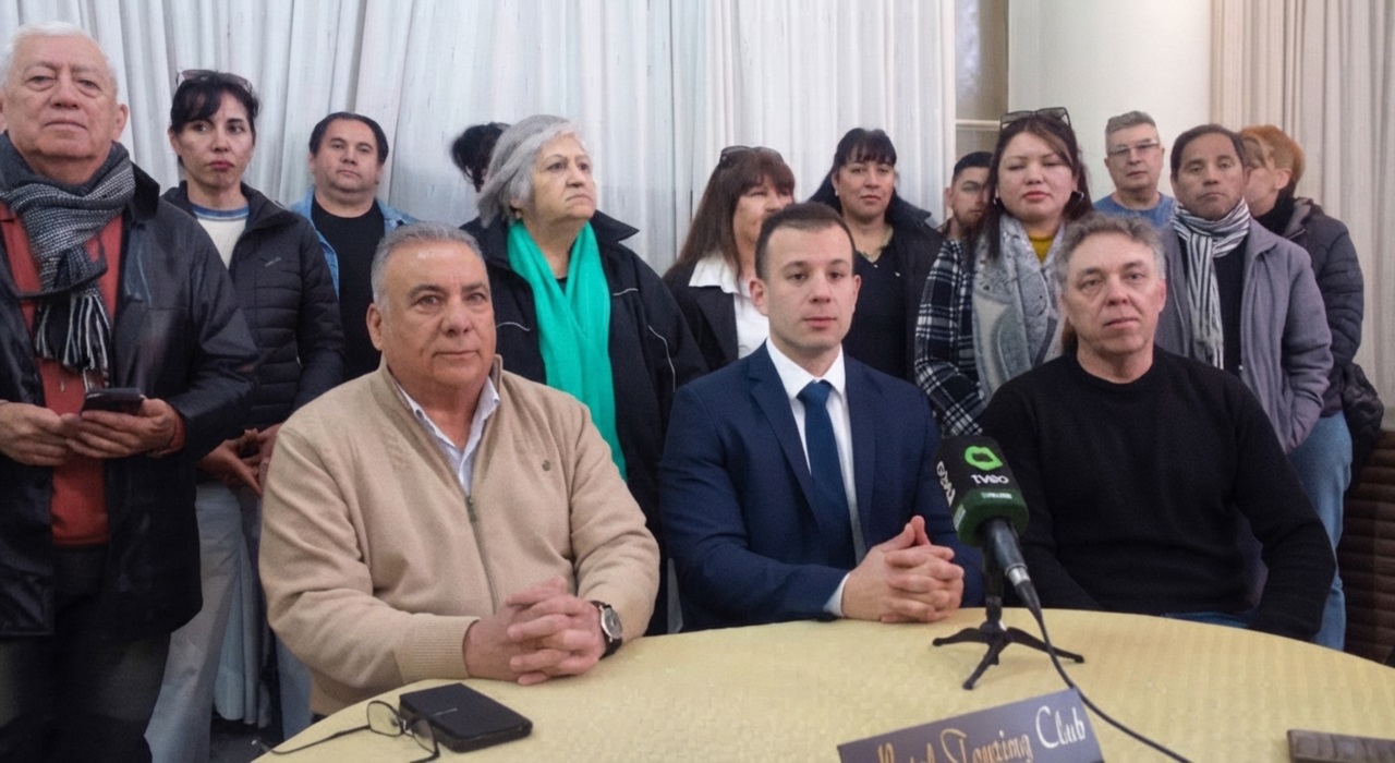 Los integrantes de la Lista Roja, con Castagnoli (de traje) en el centro. 