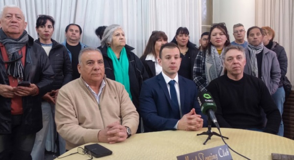 Los integrantes de la Lista Roja, con Castagnoli (de traje) en el centro. 