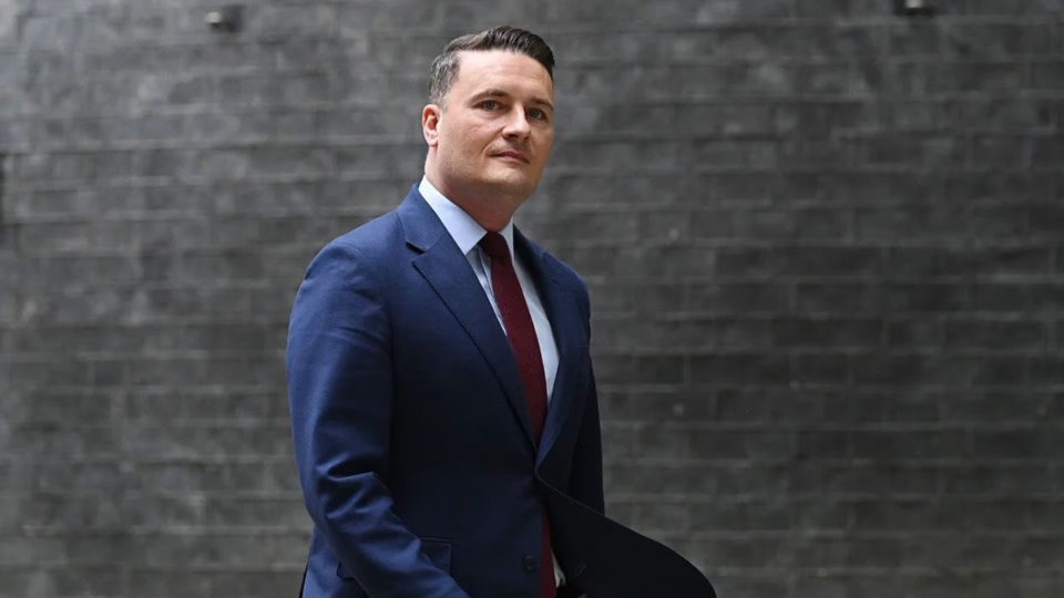 El secretario de Defensa del Reino Unido, Wes Streeting, apuntó contra Milei tras su mensaje por cadena nacional.
