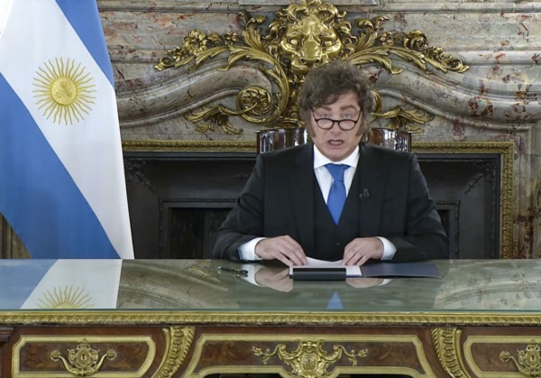 El Presidente hablando en cadena nacional.