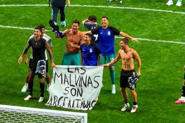 Los jugadores de la Selección y la bandera que disgustó a muchos que ahora aplauden a Milei.