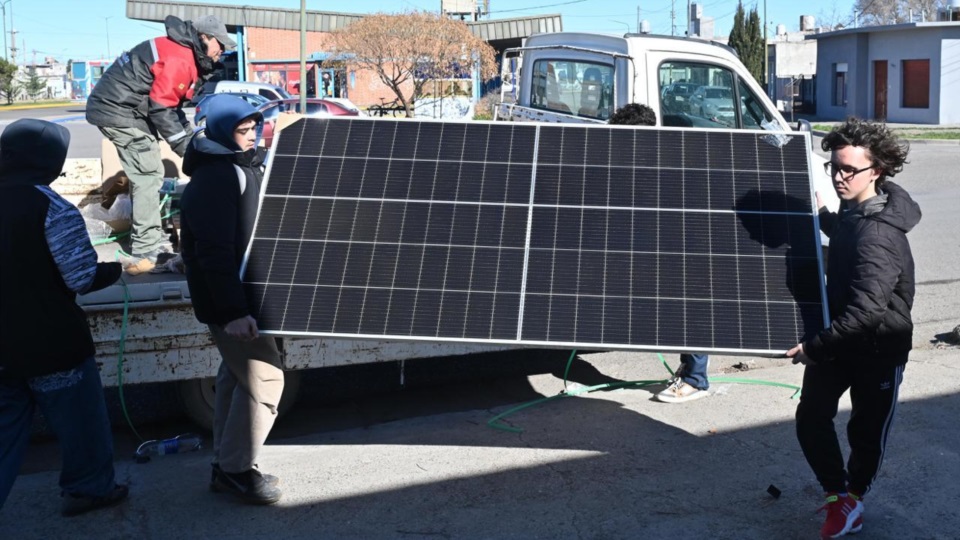 Llegada de los paneles solares a la Escuela Politécnica.