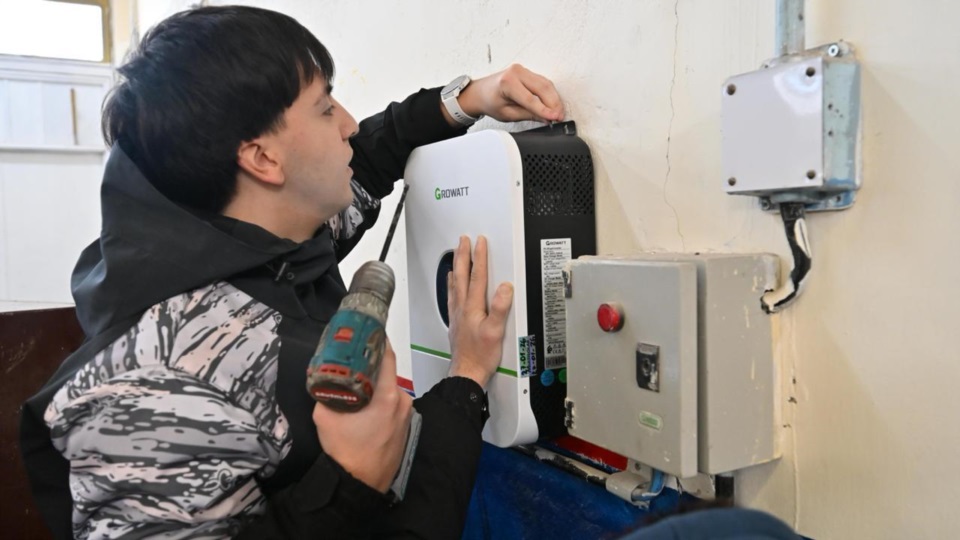 La instalación por parte de un alumno.