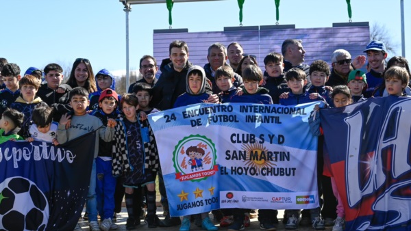 Torres con chicos del Club San Martin de El Hoyo.
