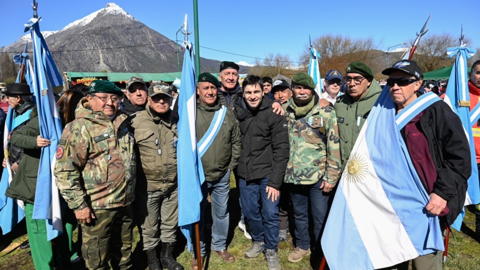 El mandatario con Veteranos de Guerra.