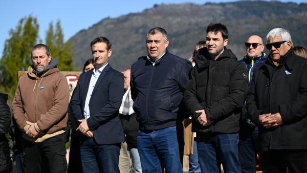 Autoridades municipales y provinciales.