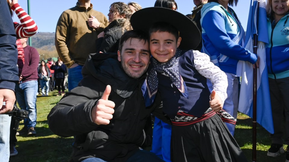 Nacho Torres y un niño de peña gauchesca.