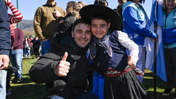 Nacho Torres y un niño de peña gauchesca.