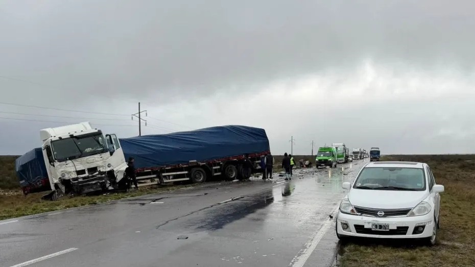 Brutal colisión entre una camioneta y un camión. Foto: Conesa Informa Hoy.