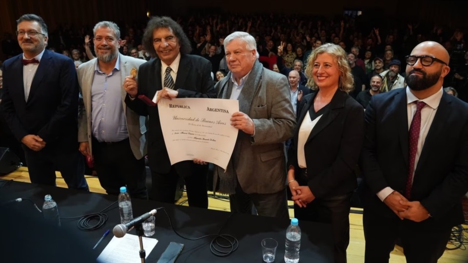 Alejandro Dolina junto a las autoridades de la UBA.
