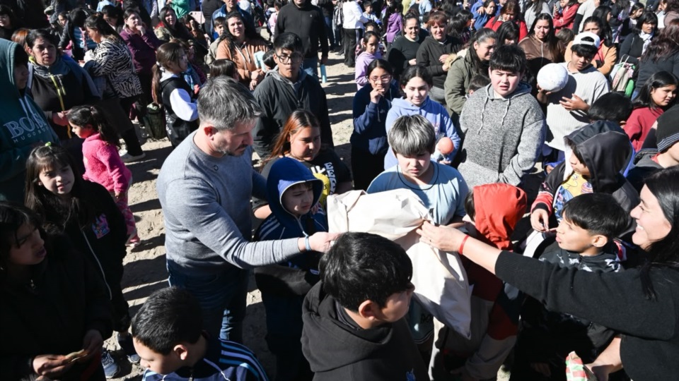 Gerardo Merino con los niños del barrio INTA.