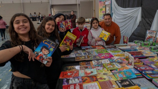 Niños y jóvenes en la Feria del Libro.
