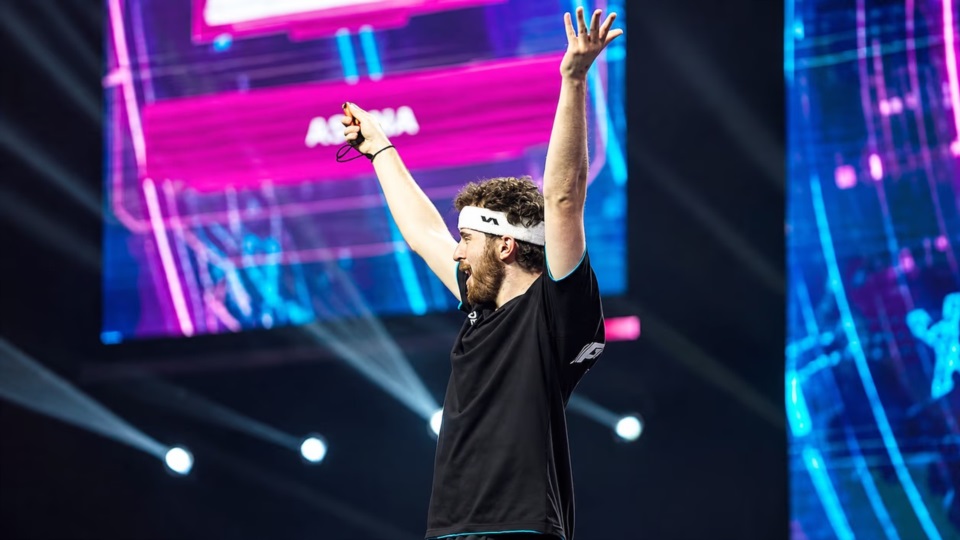 Es licenciado en Biotecnología y su otra pasión lo llevó hasta Kazajistán, donde se coronó en Just Dance.