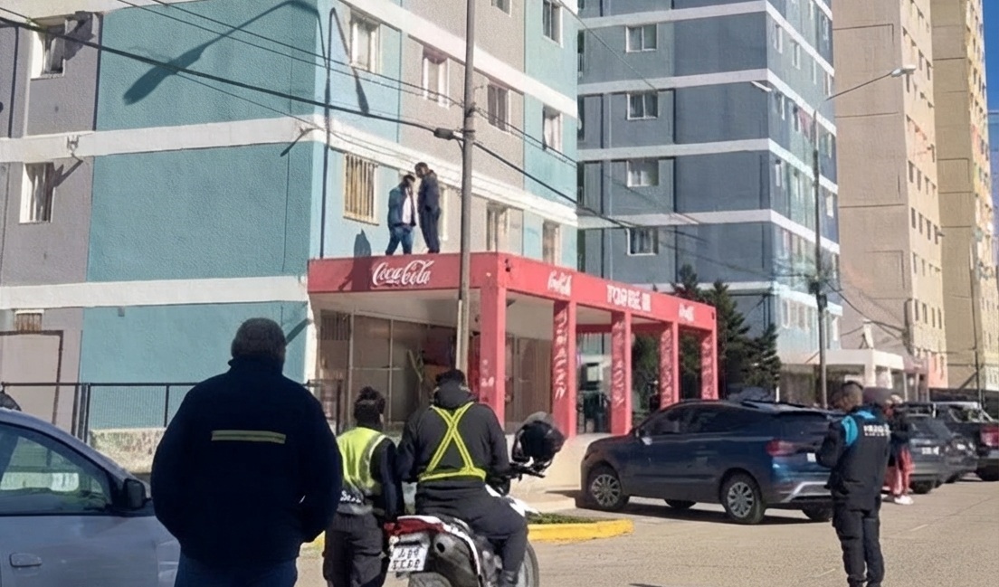 Personal policial trabajando en el lugar.