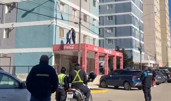 Personal policial trabajando en el lugar.
