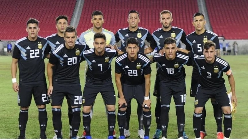 Primer equipo de Scaloni: arriba: Pavón, Giovanni Simeone, Rulli, Ramiro Funes Mori, Pezzella, Paredes. Abajo: Lo Celso, "Pity" Martínez, Palacios, Saravia, Tagliafico.