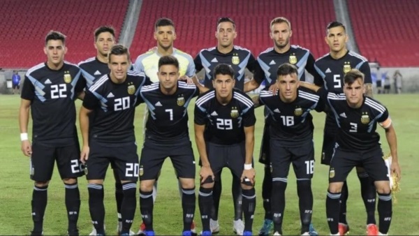 Primer equipo de Scaloni: arriba: Pavón, Giovanni Simeone, Rulli, Ramiro Funes Mori, Pezzella, Paredes. Abajo: Lo Celso, "Pity" Martínez, Palacios, Saravia, Tagliafico.