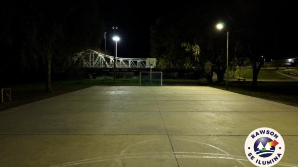 Nueva iluminación para el playón aledaño al río.
