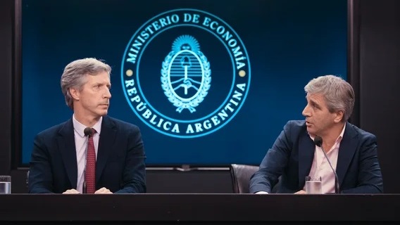 El ministro de Economía, Luis Caputo, y el presidente del BCRA, Santiago Bausili.
