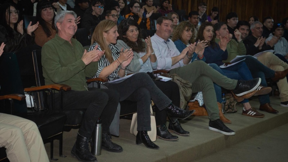 Autoridades municipales en el Cine Teatro.